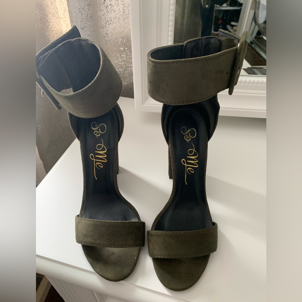 Heels - Picture 2 of 4